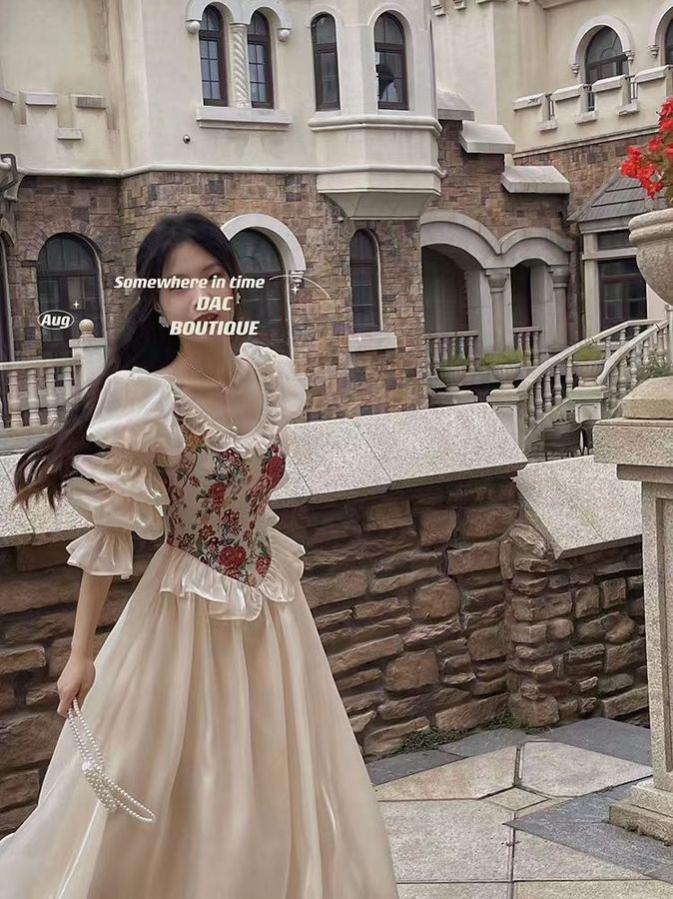 春季裙子与项链的优雅搭配